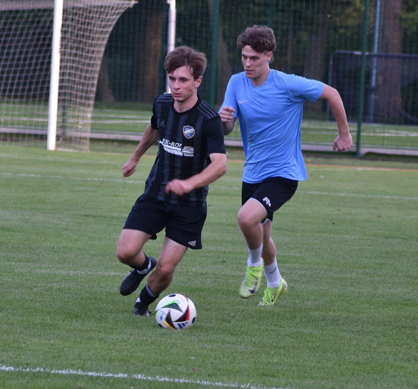 Proszowianka (czarne stroje) pokonała w meczu kontrolnym Grębałowiankę 4:2