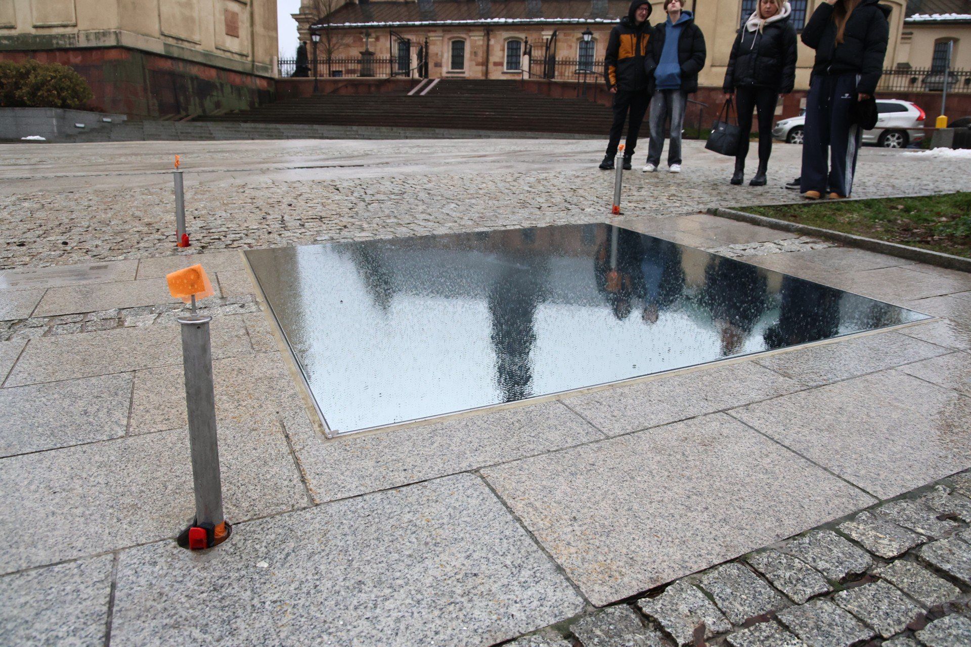 Jak zapewnia dyrektor BWA Olga Grabiwoda, ogrodzenie powstanie jeszcze w tym tygodniu. 