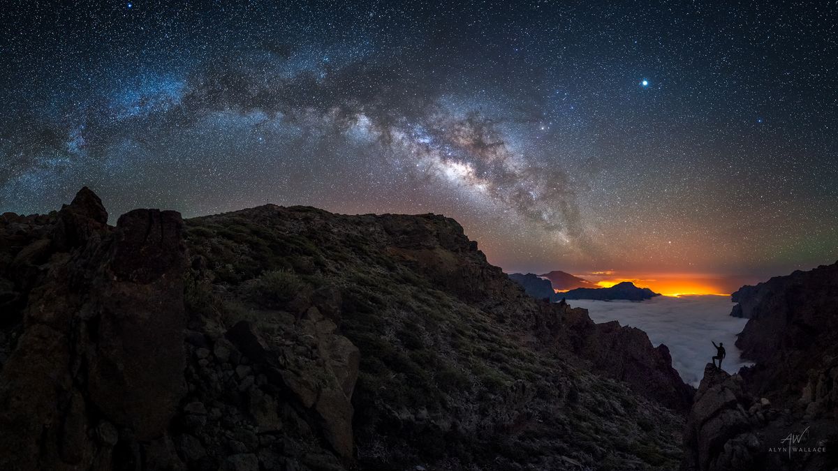 Człowiek, meteor, kometa i Plejady na jednym zdjęciu. Tylko Alyn Wallace to potrafi 1