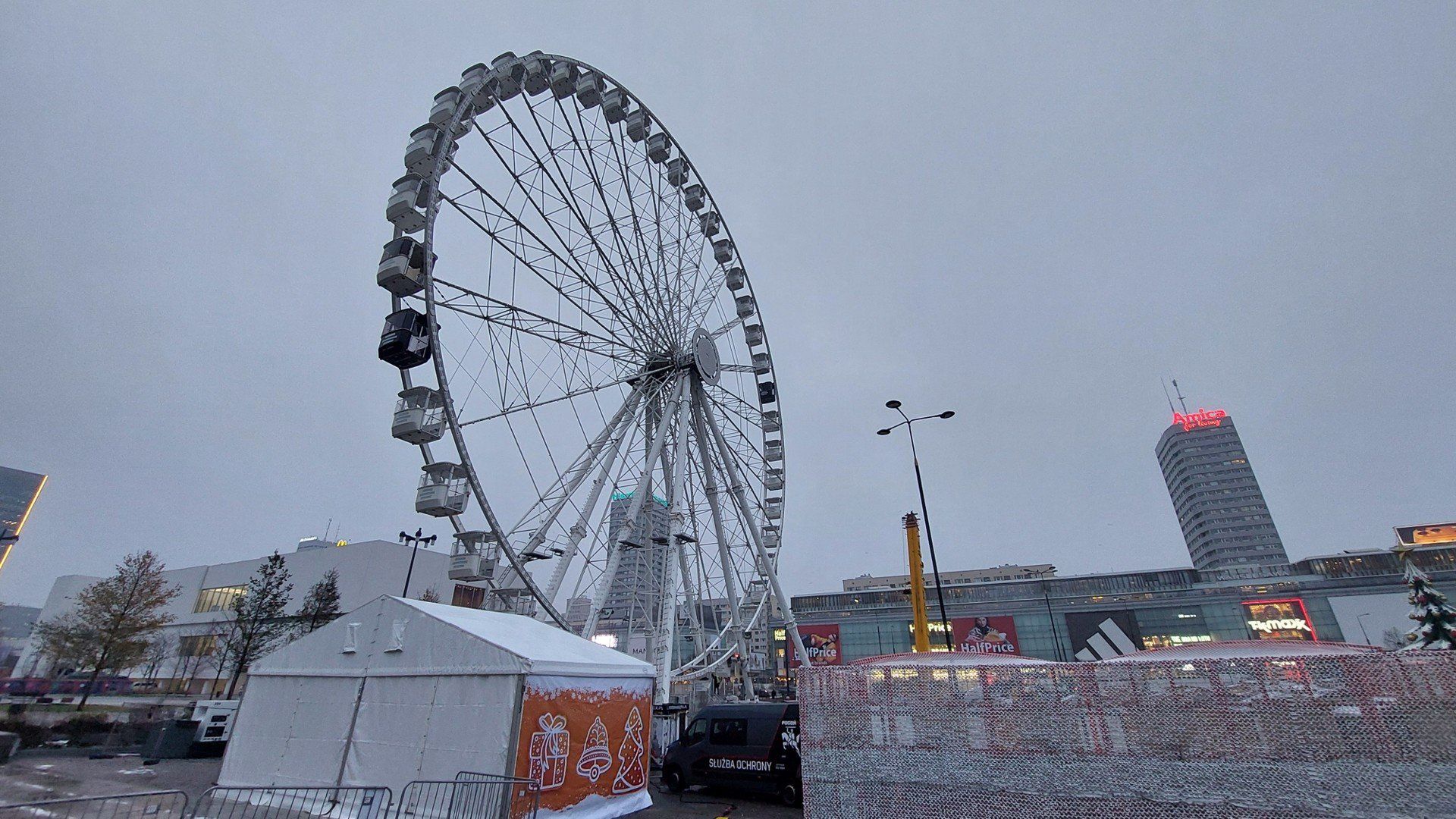 Tak wygląda świąteczny Jarmark Warszawski 2025 na trzy dni przed otwarciem.