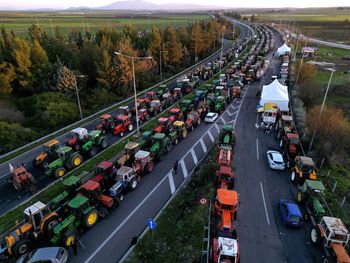 Traktory na ulicach i lotniskach. Grecja sparaliżowana protestami