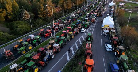 Traktory na ulicach i lotniskach. Grecja sparaliżowana protestami