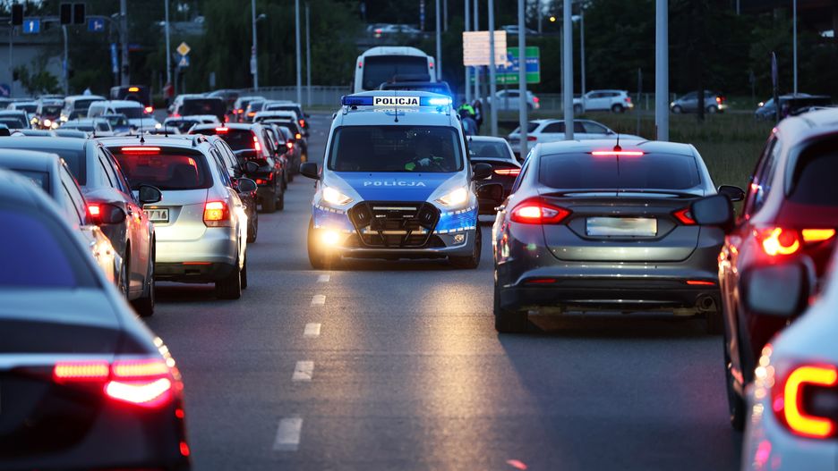 DAREK11radiowóz, polskia, policja, drogowa, wieczór, wypadek, zabezpieczenie, incydent, policjantka, kieruje, ruch drogowy, noc, miasto, szczyt, korki, ruch, komunikacja, droga, ulica, mandat, polska, stop, drogówka, wykroczenie, zdarzenia, glina, wroclaw, czerwone, spóźnienie, samochód, stoi, komunikacyjny, miejski, zastój, duży ruch, pojazdy, podróż, drogo, kara kodeks drogowy, tragedia