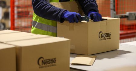 Szwajcarski gigant ma zapłacić krocie byłej dyrektorce. Nestlé składa broń