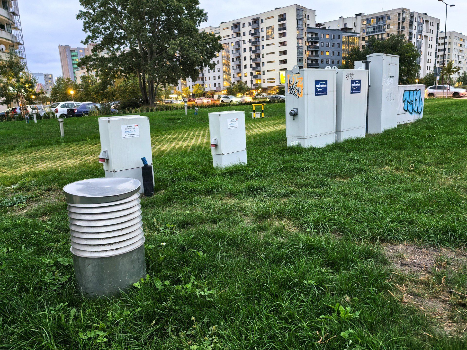 Skrzynki elektryczne w nowo oddanym odcinku parku nad POW