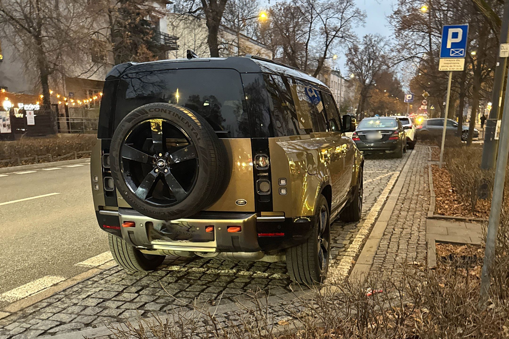 Tomasz Karolak parkuje w niedozwolonym miejscu