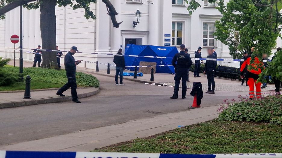 Warszawa, 07.05.2025. Działania służb na terenie Kampusu Głównego Uw w Warszawie, 7 bm. Przed godziną 19 doszło do napaści z użyciem siekiery na pracownicę uczelni. Zaatakowana kobieta nie żyje, druga osoba została ranna. Policja zatrzymała napastnika. (amb) PAP/PAP