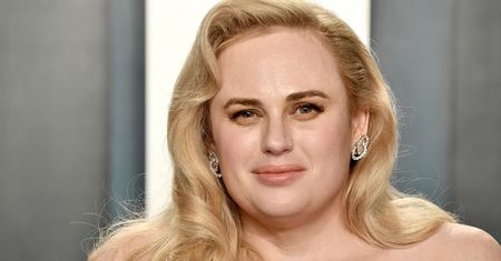 Odchudzona Rebel Wilson na plaży. Pozuje w stroju kąpielowym