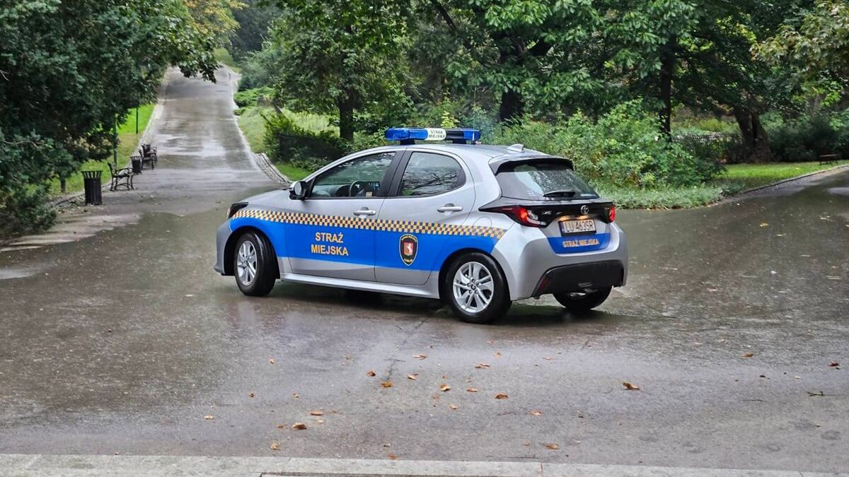 Straż Miejska patrolująca Ogród Saski