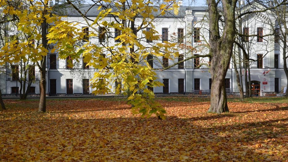 Jesień na kampusie Akademii Nauk Stosowanych Stefana Batorego w Skierniewicach