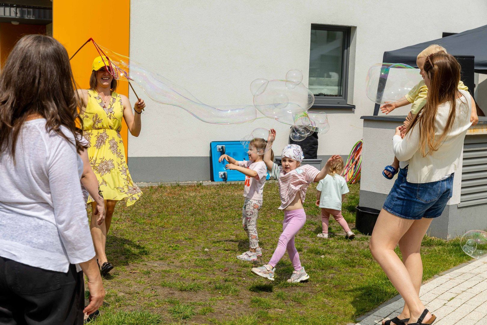 Piknik zorganizowany na patio bloku przy Kopernika cieszył się dużym zainteresowaniem mieszkańców