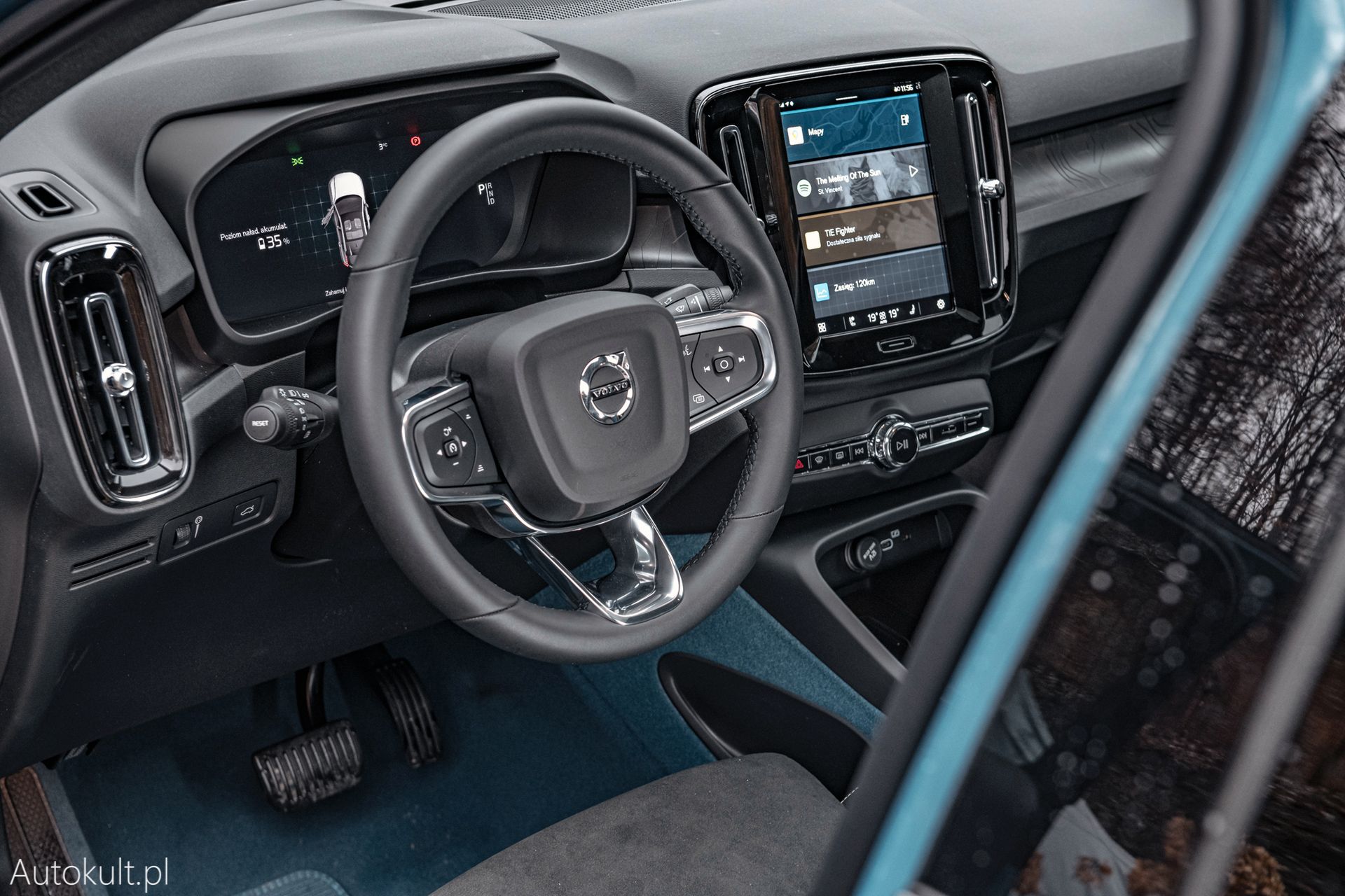Wnętrze Volvo C40 jest świetnie wykonane i trudno rozpoznać, że w ogóle tu nie ma skóry - nawet na kierownicy
