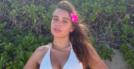 Oliwia Bieniuk z kwiatem we włosach pozuje w bikini na plaży: "Hawajska księżniczka pozdrawia"