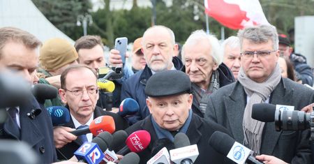 Nowe informacje z prokuratury wywołują napięcia. Kamiński z Wąsikiem bronią się w PiS