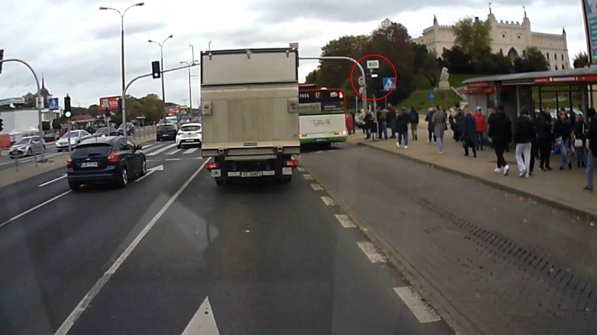 Kierowca autobusu wyjechał z zatoki autobusowej na „czerwonym świetle”