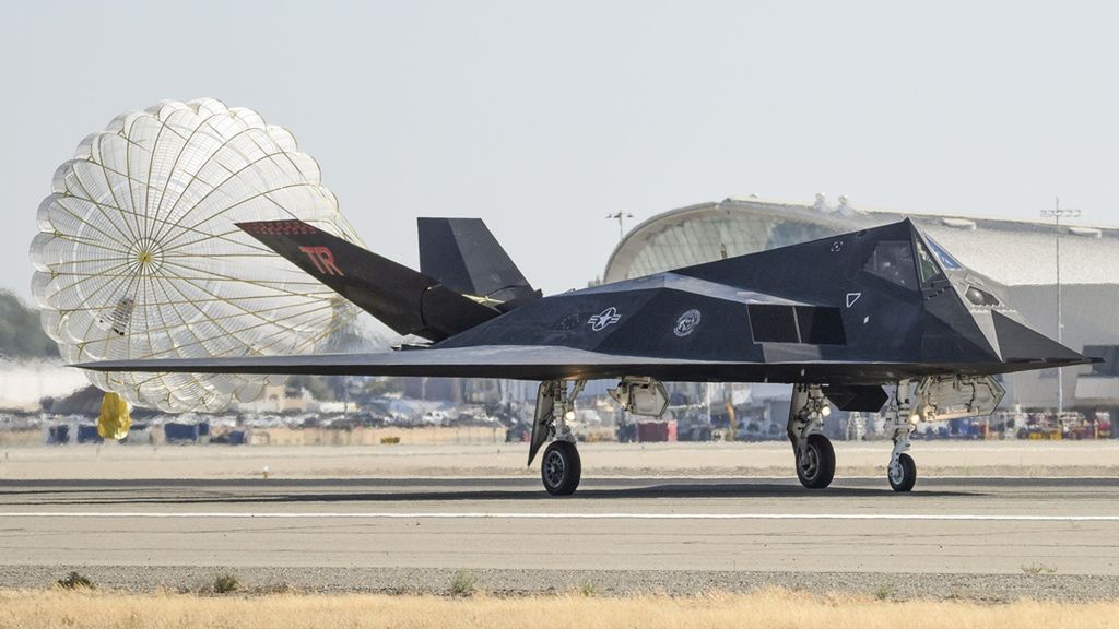 F-117 w bazie Fresno gdzie służy jako symulowany przeciwnik dla myśliwców F-15
