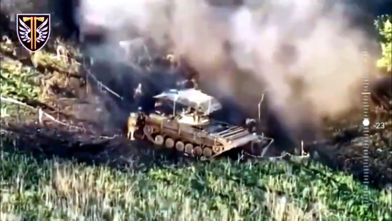 Rosyjski BMP-2 w towarzystwie dwóch pozostałych, który został uszkodzony przez minę. 