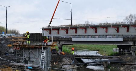 28-tonowe kolosy nad Bystrzycą. Prace na Unii Lubelskiej idą do przodu, ale finał prac się oddala [ZDJĘCIA]