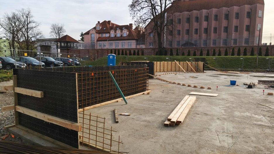 17.11.2025 Budowa strefy aktywnego wypoczynku przy MDK Jelenia Góra