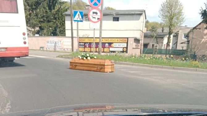 Trumna leżała na środku drogi