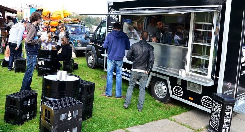Sprzedaż to tylko jeden z etapów pracy właścicieli food trucków. Cała "kuchnia" tego zawodu pochłania dużo czasu i pieniędzy.