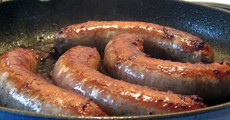 Kiełbasa wieprzowa smażona na patelni