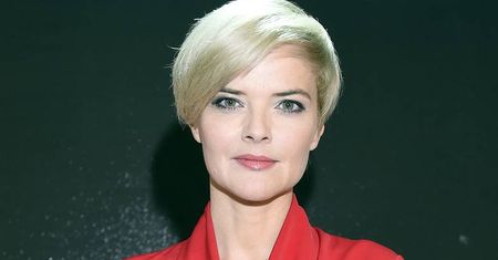 Monika Zamachowska w czerwieni na rozdaniu nagród. Spod kreacji wystawała....
