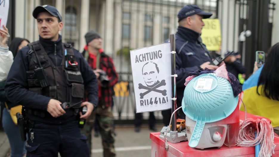 Antywojenna akcja "Daj coś z worka dla orka" pod ambasadą Rosji