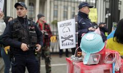 Pralki, lodówki i sedesy przed ambasadą Rosji w Warszawie