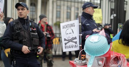 Pralki, lodówki i sedesy przed ambasadą Rosji w Warszawie