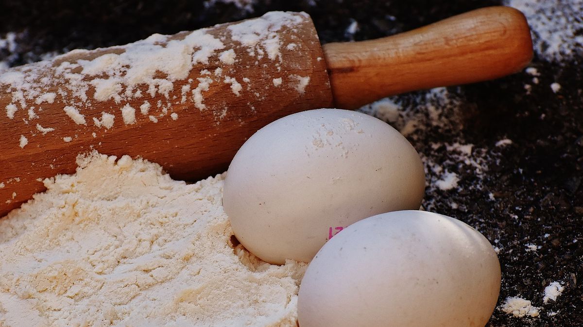 Biała mąka pszenna (przemysłowa), zaw. białka 13% (wzbogacona, bielona)