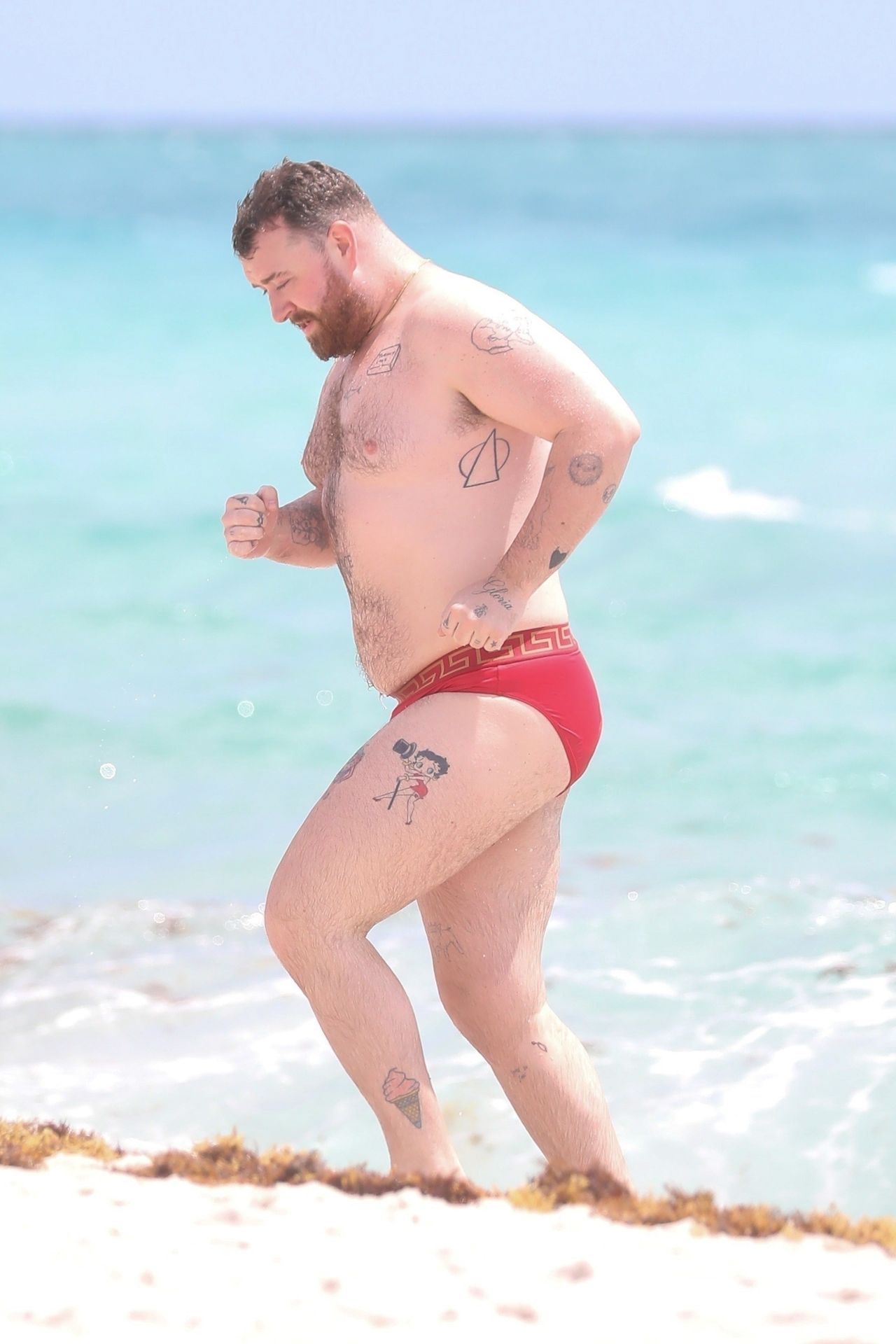 Sam Smith relaxes on the beach. Paparazzi photos