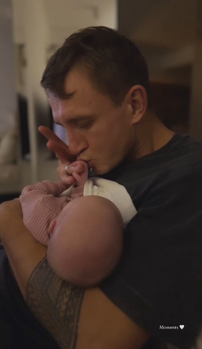 Tak Jakub Rzeźniczak opiekuje się córką