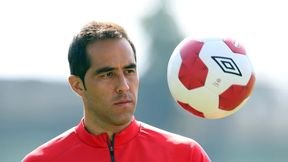 Chile - Argentyna: Bramkarz sfaulował... bramkarza. Claudio Bravo dostał kartkę, ale nie puścił gola