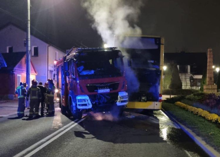 Płonący autokar uderzył w wóz strażacki