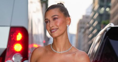 Już nie french. Zimą 2025 będziemy nosić "frosted tips" jak Hailey Bieber