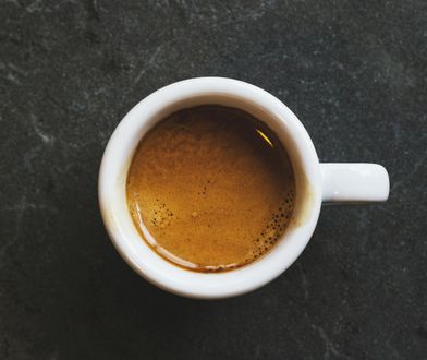 Fakty i mity o przechowywaniu kawy. Czy warto trzymać ją w lodówce?