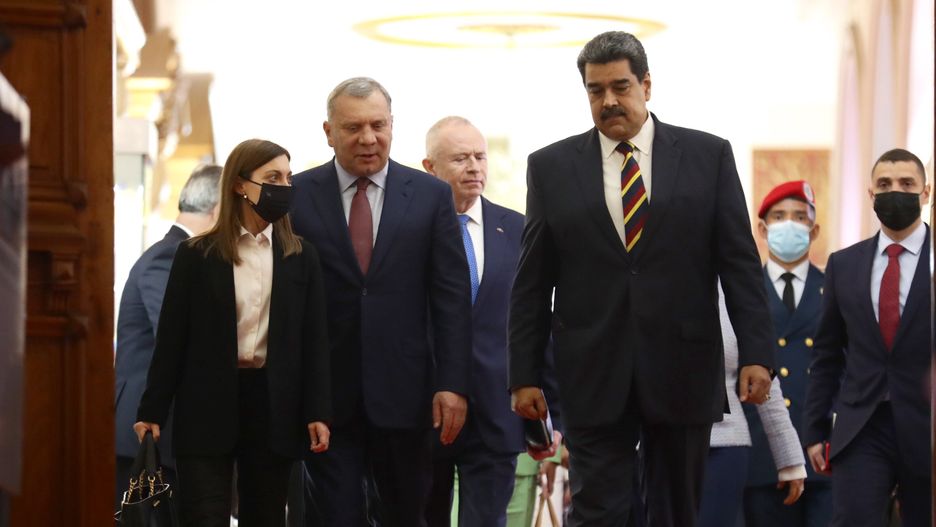 Maduro meets with Russian Deputy Prime Minister Yuri Borisovepa09764260 Russia's deputy prime minister, Yuri Borisov (L), walks with the president of Venezuela, Nicolas Maduro (R), towards the exit of the presidential palace Miraflores after a joint appearance with the media following the called 'meeting of high level Venezuela-Russia', at the Miraflores presidential palace, in Caracas, Venezuela, 16 February 2022. Borisov is visiting the Caribbean country to 'strengthen alliances' and 'discuss trade and economic cooperation' between the two nations.  EPA/Rayner Pena R. Dostawca: PAP/EPA.Rayner Pena R.