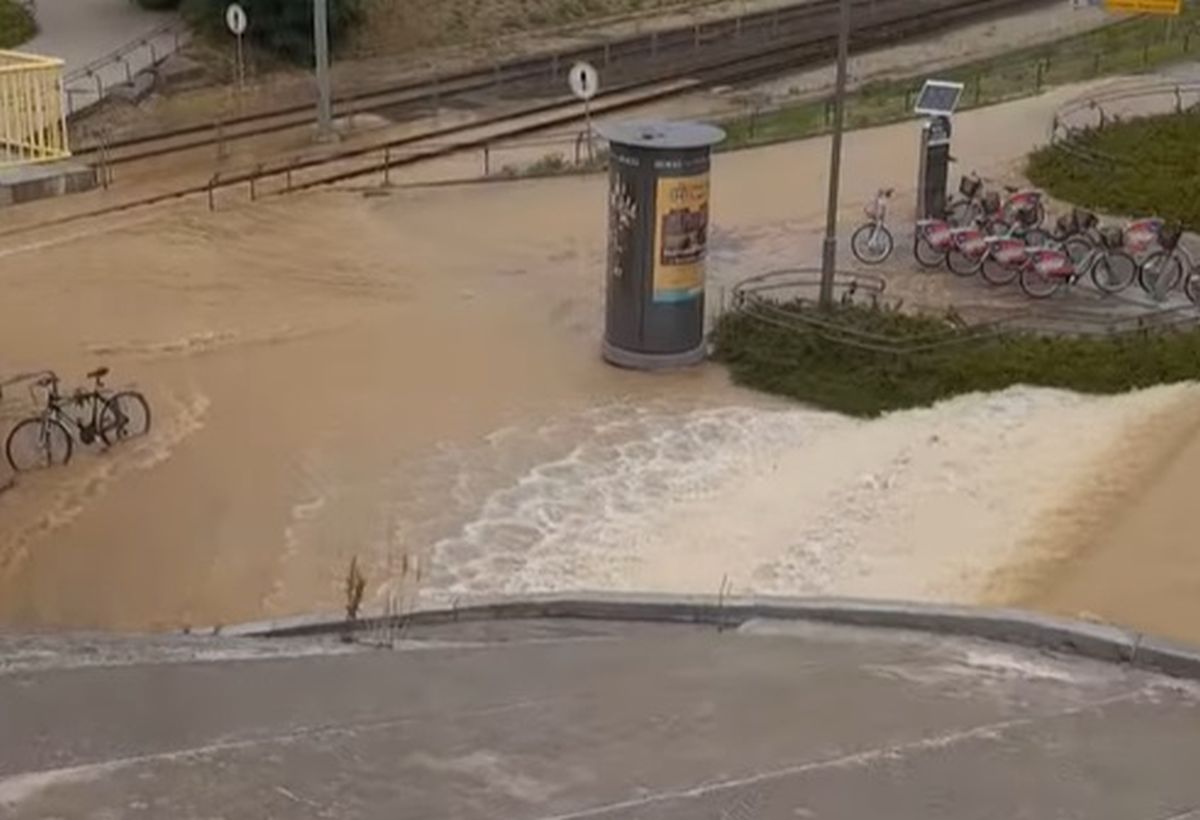 Awaria wodociągowa w Poznaniu. "Mamy swoją Niagarę"