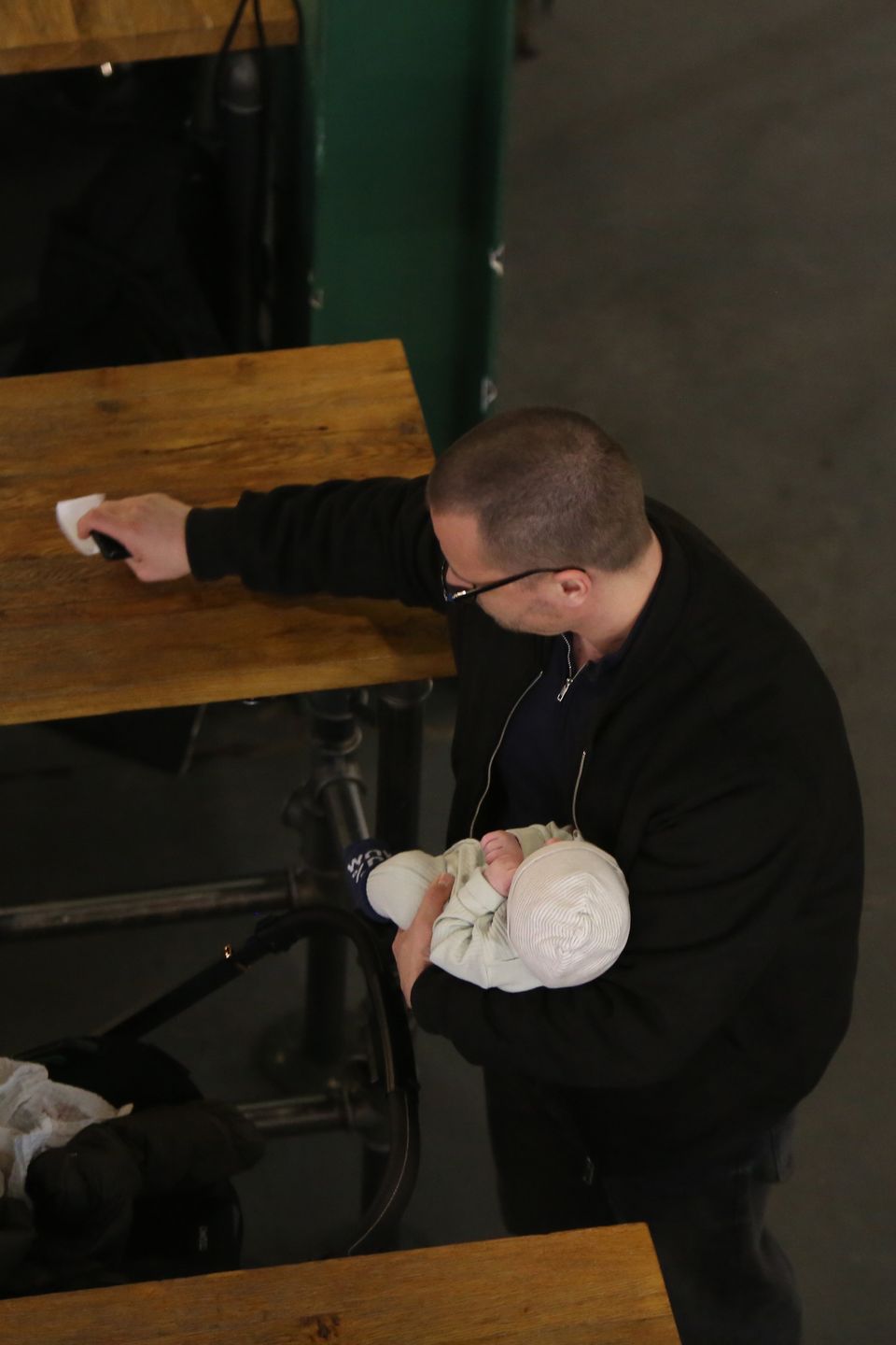 Marcin Hakiel z rodziną na mieście