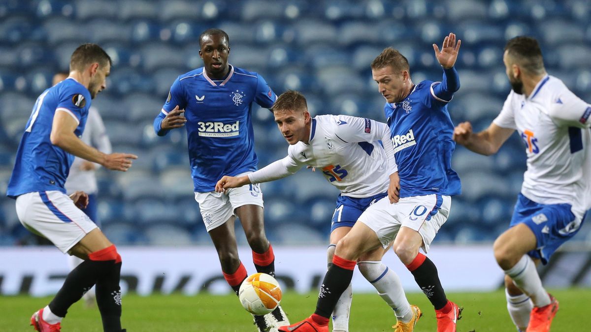 Michał Skóraś w walce z piłkarzami Glasgow Rangers