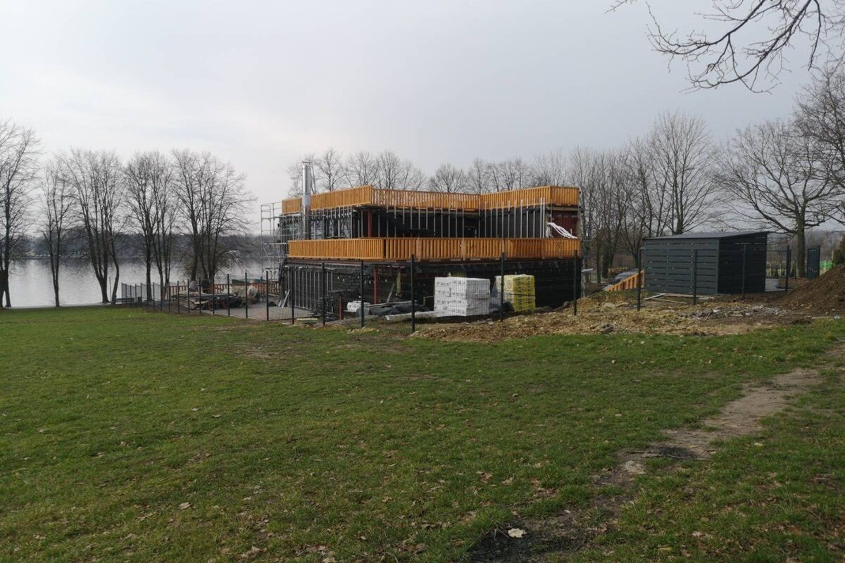 Budowa restauracji na polanie przy Zalewie Zemborzyckim