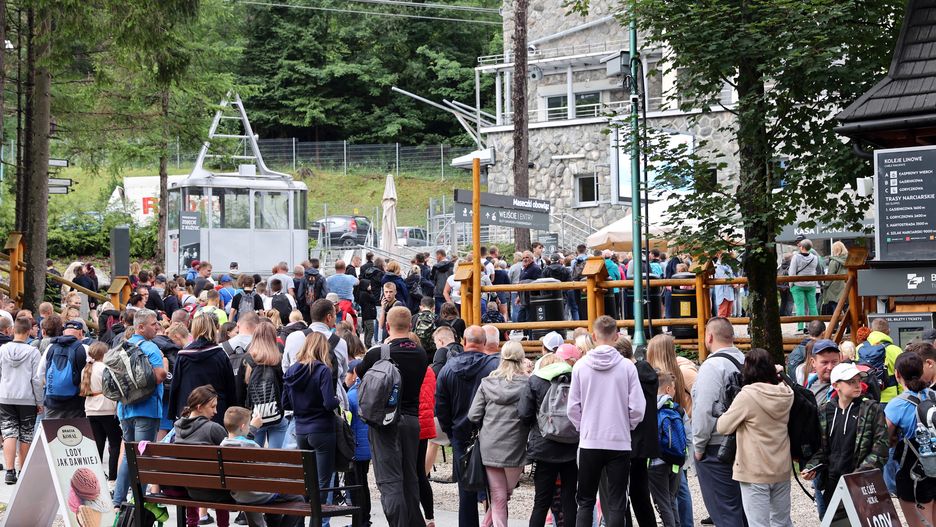 Tłumy przed kolejką na Kasprowy Wierch. 