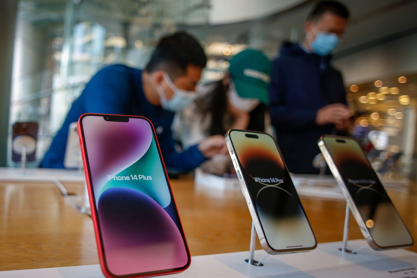 People look at i-Phone 14 models at an Apple store at a mall in Beijing, China, 03 November 2022. Around 600,000 people have been put in lockdown by Chinese authorities near the world's largest iPhone factory in Zhengzhou, Henan province, after 359 COVID-19 were recorded on 02 November. EPA/MARK R. CRISTINO Dostawca: PAP/EPA.