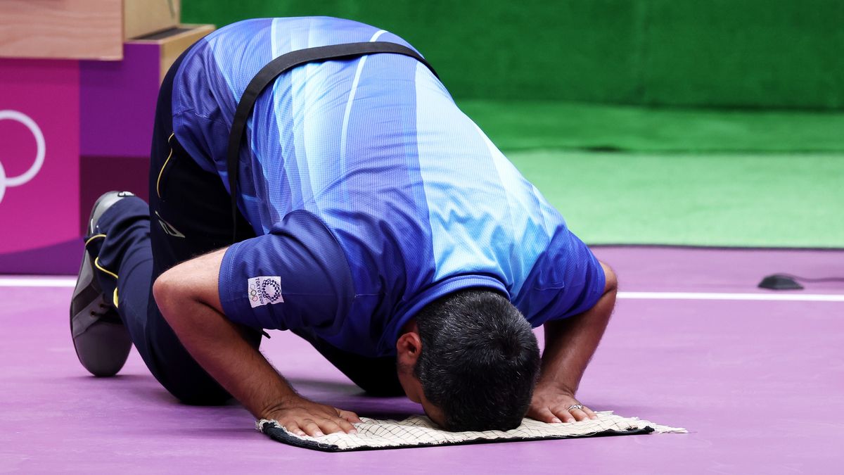 epa09361126 Javad Foroughi of Iran celebrates after winning the Men's 10m Air Pistol final during the Shooting events of the Tokyo 2020 Olympic Games at the Camp Asaka in Nerima, Tokyo, Japan, 24 July 2021.  EPA/Michael Reynolds Dostawca: PAP/EPA.