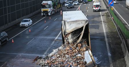 Zderzenie TIR-ów. Korek pod Warszawą na kilka kilometrów