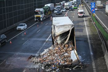 Zderzenie TIR-ów. Korek pod Warszawą na kilka kilometrów