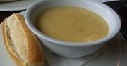 Zupa krem z kurczaka w proszku przygotowana z dodatkiem wody