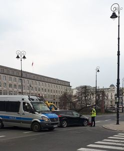 Warszawa. Kolizja na placu Trzech Krzyży. Zablokowana jezdnia w kierunku ronda Gaulle'a