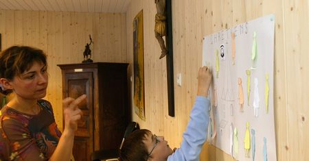 Katechetka każe wyrzucać kanapki z wędliną. "Jedno wielkie pranie mózgów"